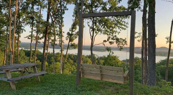 Cozy Cove Retreat W Lake View Hot Tub Firepit Дандрижд Екстериор снимка